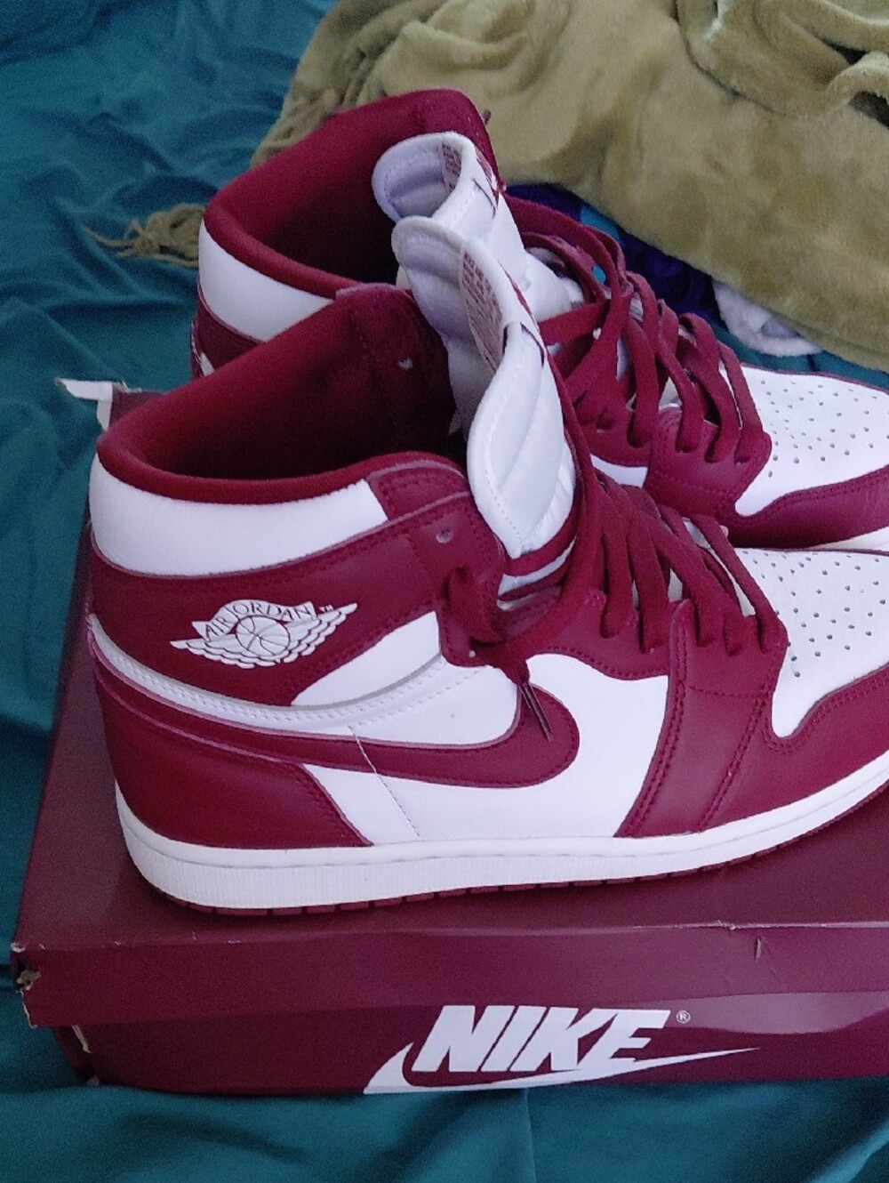 Nike Jordan 1 High Sneakers in White and Burgundy - Picture 4 of 8